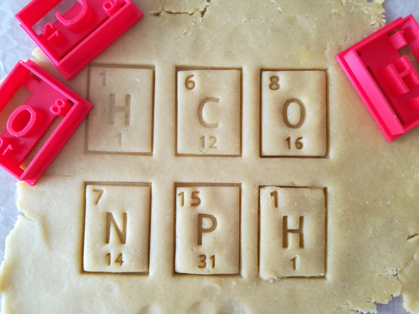 Emporte-pièces des éléments chimiques